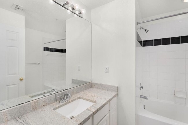 Building Photo - 5303 Bay Club Cir