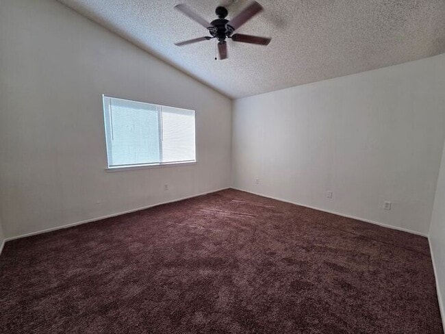 Building Photo - New Listing!