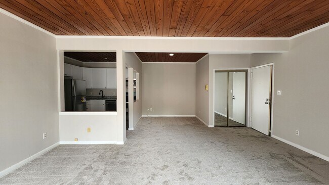 Building Photo - Completely Remodeled 2/2 Condo