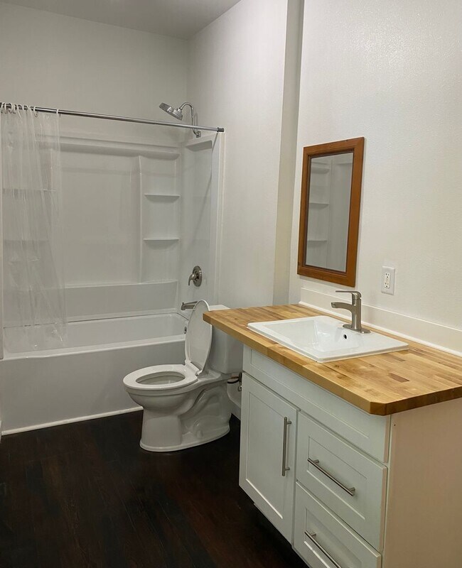 Building Photo - Newly Remodeled Single Family Home in Reardan, WA! Available Now!