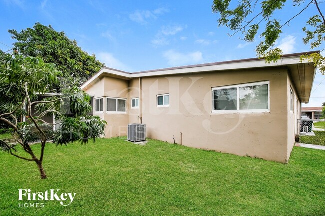 Building Photo - 421 SW 29th Ave