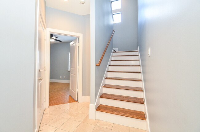 Building Photo - 408 Parker St