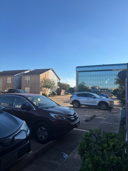 Building Photo - 9350 Country Creek Dr