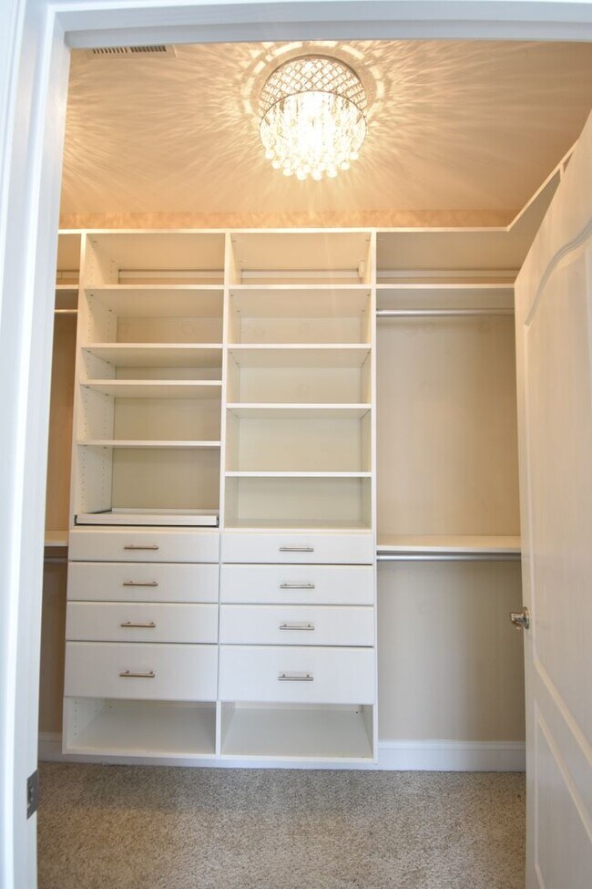 Building Photo - 3 Bedroom and 1.5 Bath Condo- Bradford Place at Buckhead