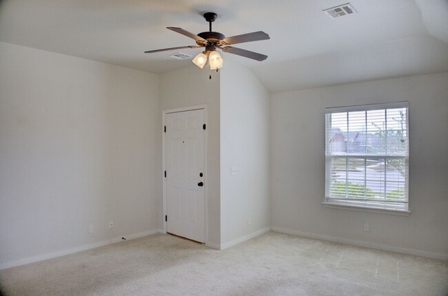 Building Photo - Coming Soon! 3 bed/2 bath!