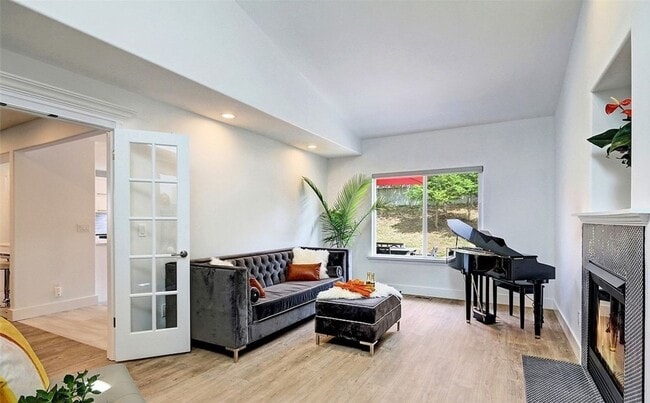 Building Photo - Beautifully remodeled 4bd, 3ba home in EVE...