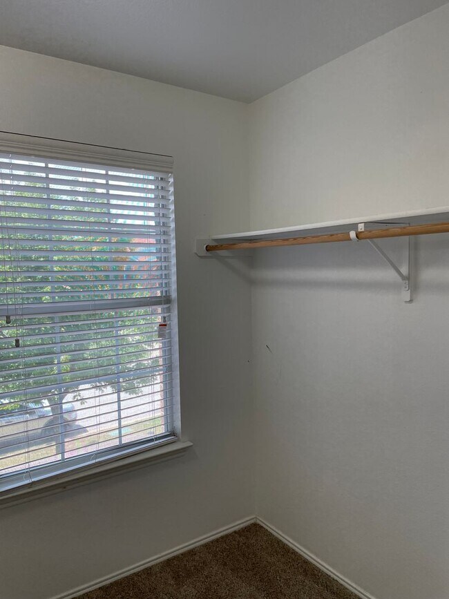 Building Photo - Available Now! Spacious & Well-Maintained ...