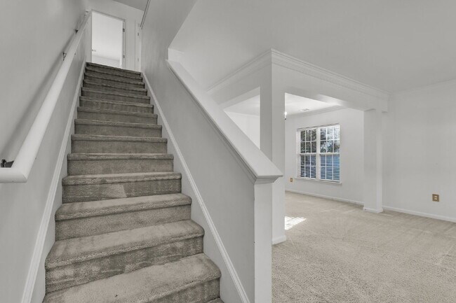 Building Photo - 3 Bedroom 2.5 bath home with 2 car garage located in Shadow Moss