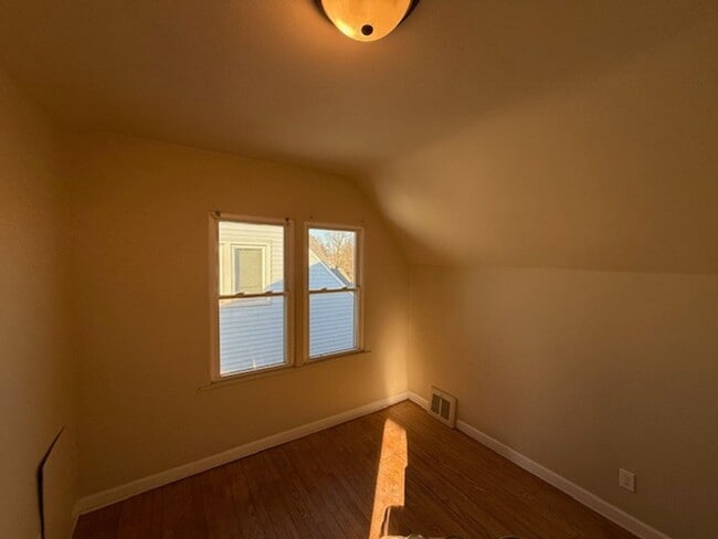 Building Photo - West Allis 3 bedroom 1 bath 2.5 car garage