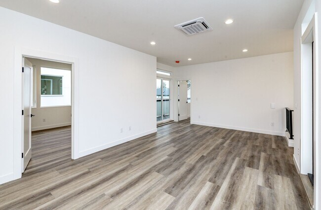 Building Photo - Edgewood Stunner