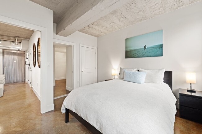 Building Photo - Fully Furnished Designer Loft with Parking & Monument Views!