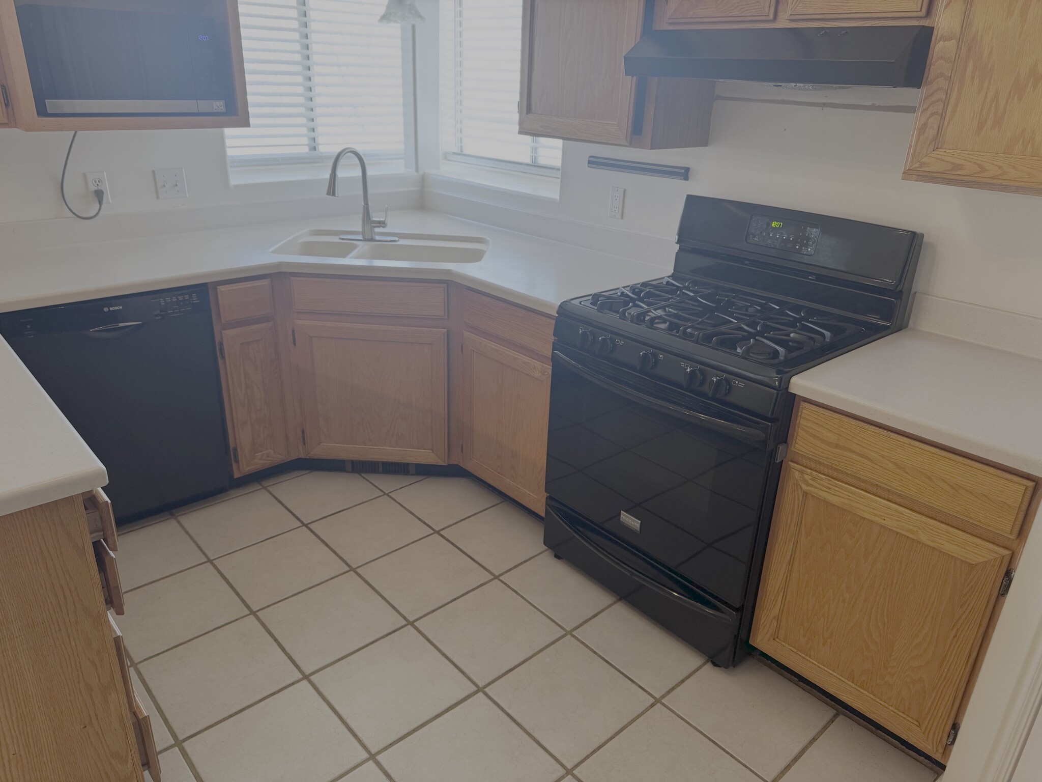 Building Photo - 8004 S Old Barn Dr