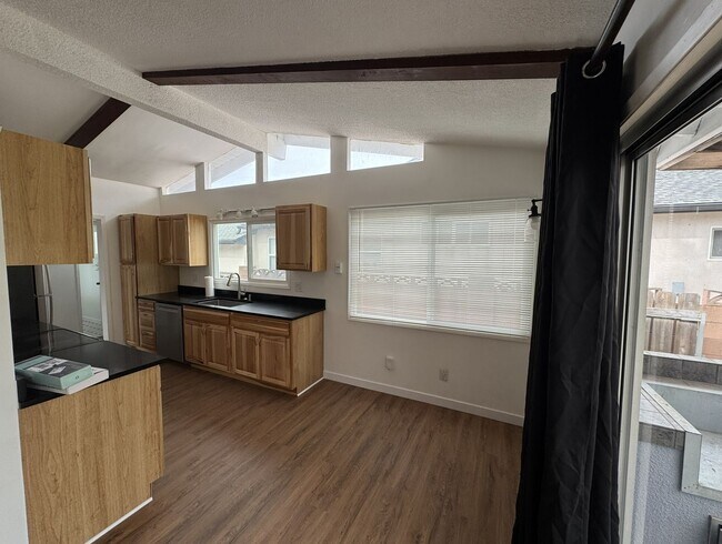 Building Photo - 4 Bedroom / 2 Bathroom home for rent