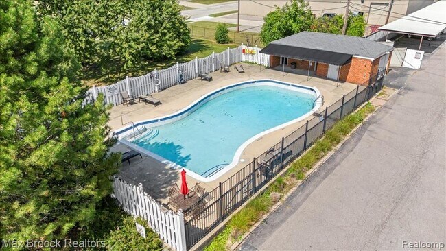 Building Photo - 2425 Torquay Ave