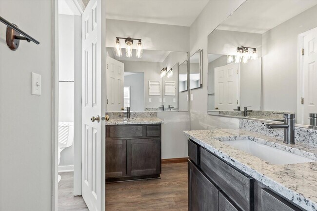 Building Photo - Updated Kenosha 3 Bedroom 2.5 Bath