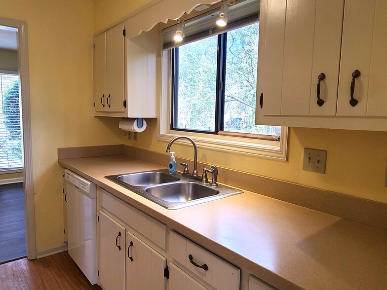 Building Photo - 2228 N Woods Ct