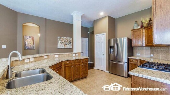 Building Photo - Stunning 3 bedroom, 2 bath in ideal location!