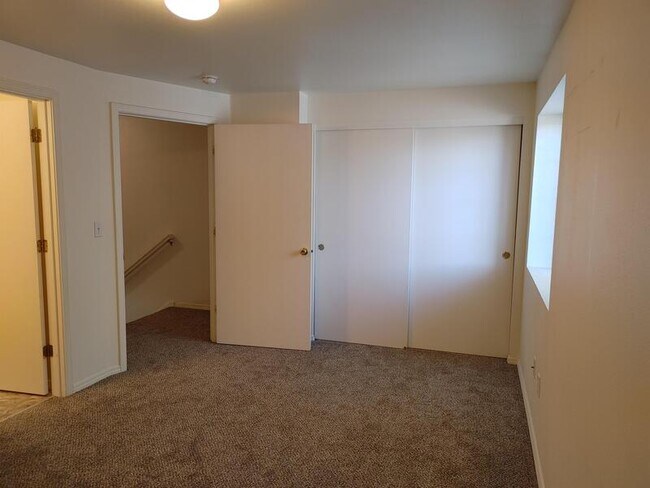 Building Photo - 548 NE Negus Loop