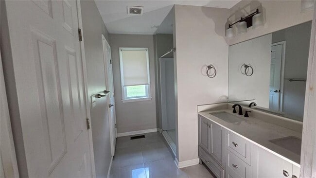 Building Photo - 136 Hillsdale Dr SE