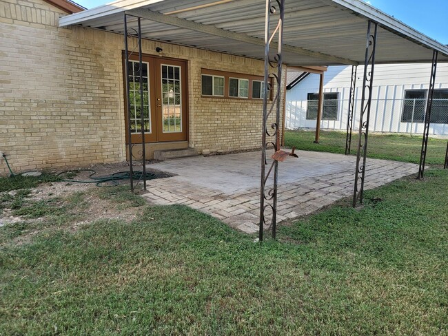 Building Photo - 4/2/2 TOTALLY renovated home