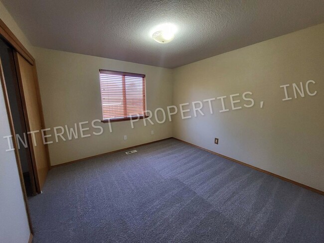 Building Photo - Spacious 3Bd Ba Ranch Style Home With A/C,...