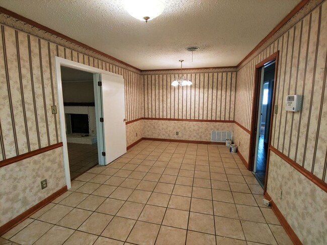 Building Photo - 10005 Raymond Dr