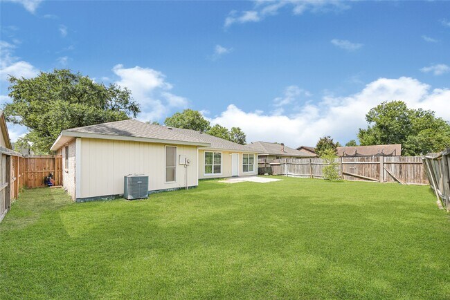 Building Photo - 13327 N Thorntree Dr