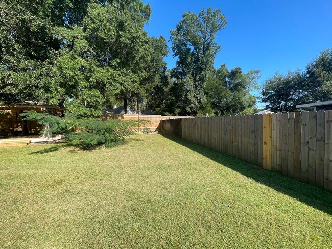 Building Photo - MOVE IN SPECIAL - 2 WEEKS FREE RENT - 3BR ...