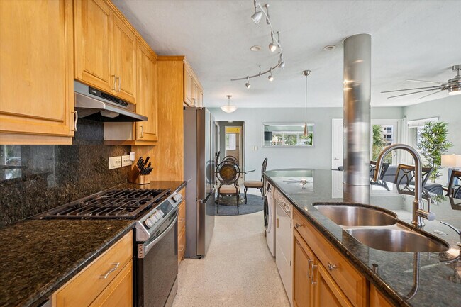 Building Photo - 561 Bayshore Dr