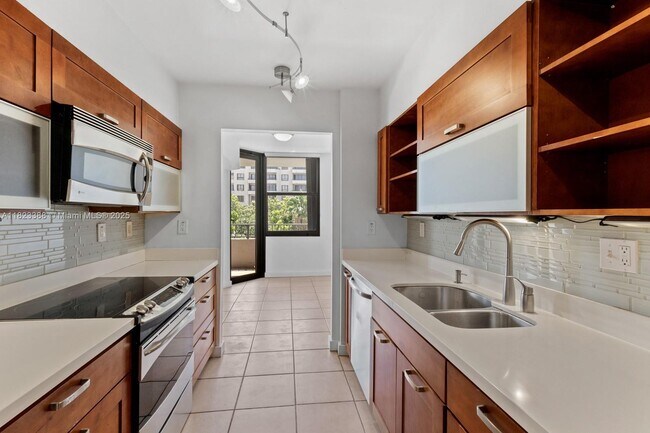 Primary Photo - 161 Crandon Blvd