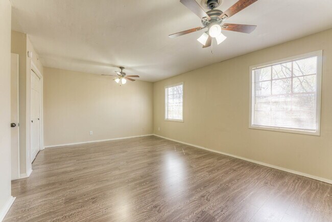 Building Photo - Qualified Tenants Get 50% Off First Month!...