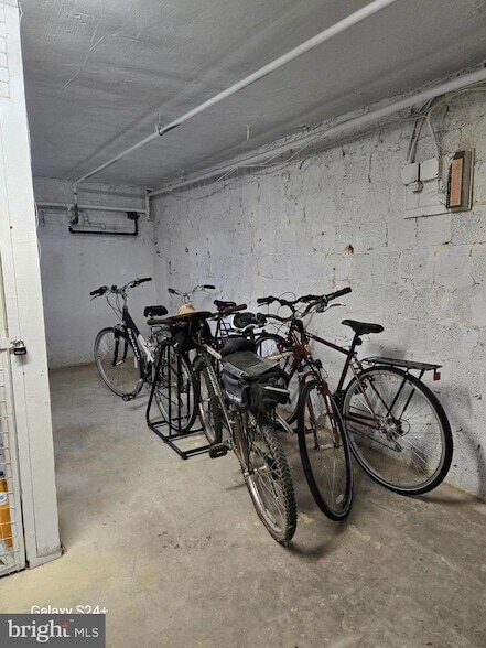 Building Photo - 6618 Boulevard View