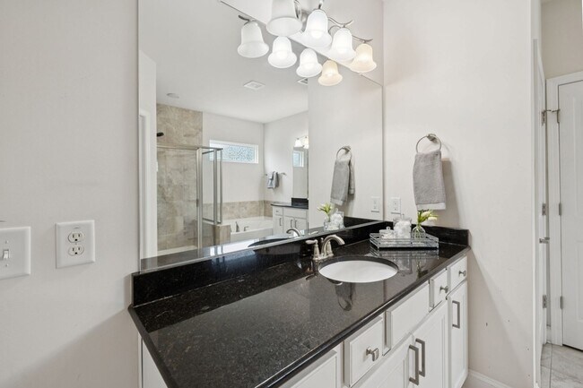 Building Photo - 1719 Biscayne Dr