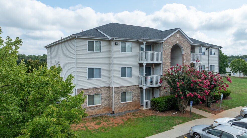 Primary Photo - Landings & Villas of Hickory