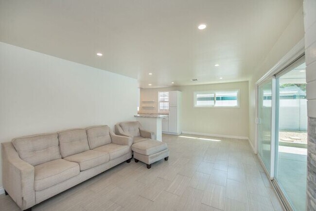 Building Photo - Completely Remodeld W/ Swimming Pool!