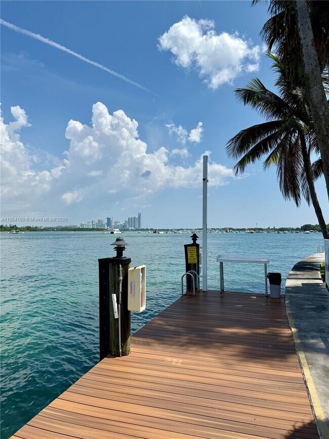 Building Photo - 10350 W Bay Harbor Dr