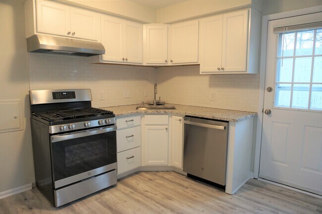 Building Photo - 340 Parkview Dr