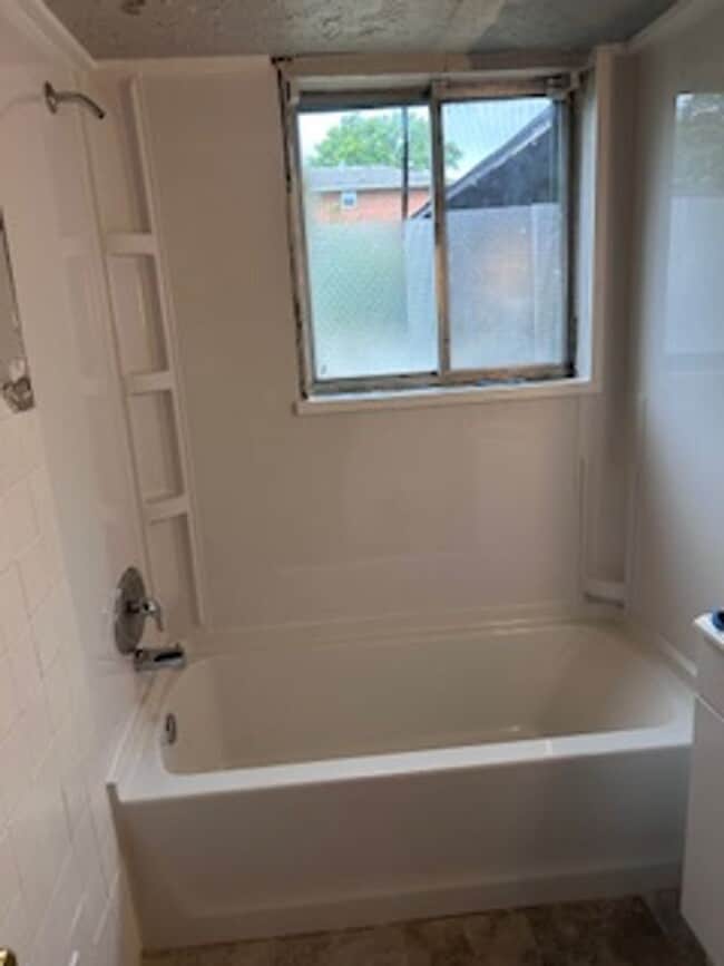 Building Photo - Spacious 2 bed one bath