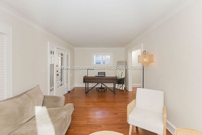 Building Photo - Charming, impeccably clean and maintained ...