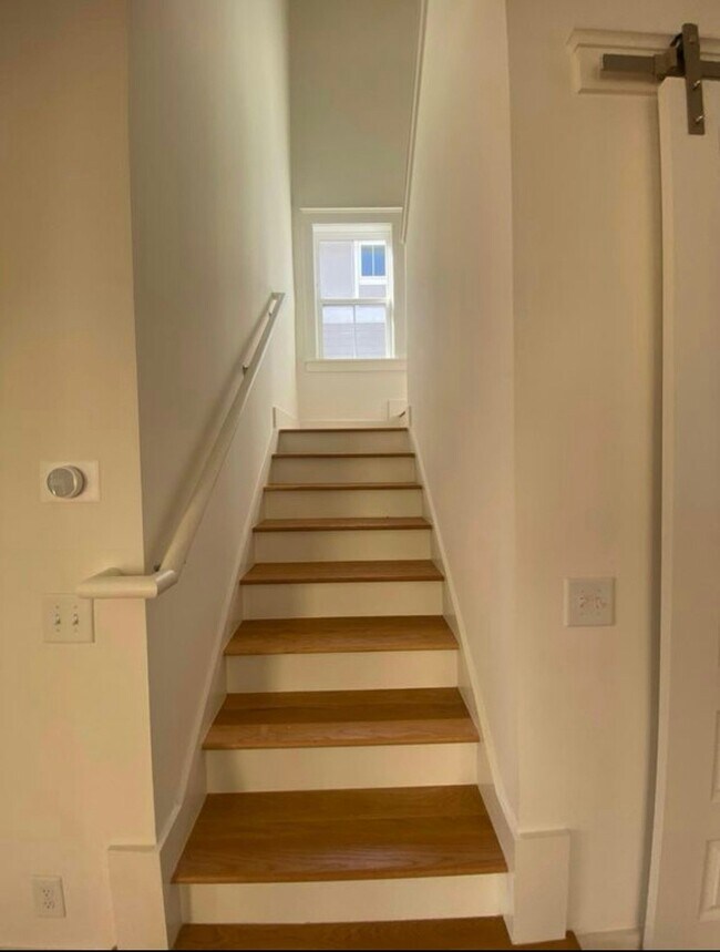 Building Photo - 225 Airlie Dr