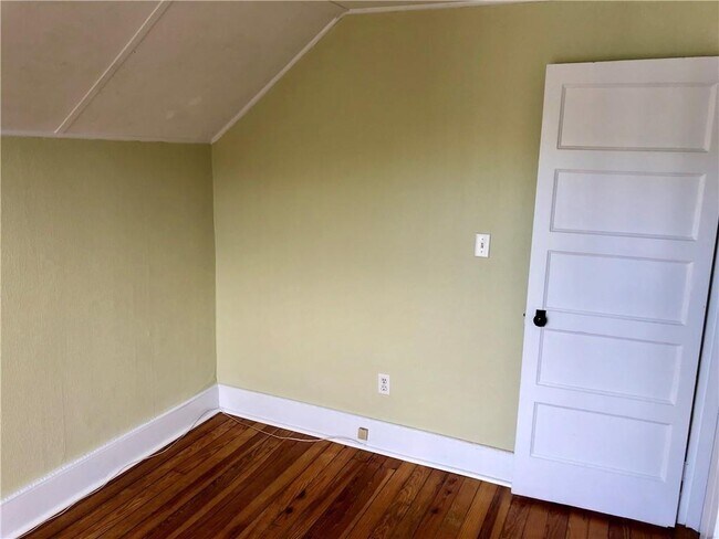 Building Photo - 673 Aquidneck Ave