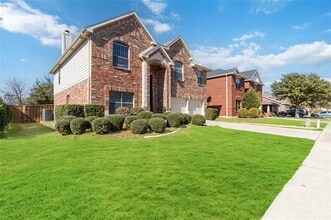 Building Photo - 2409 Eisenhower Dr