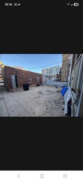 Building Photo - 6423 N Leavitt St