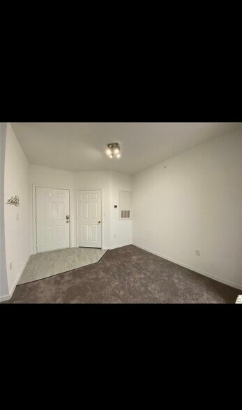 Building Photo - 5455 Vineland Rd