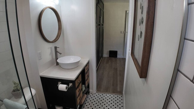 Building Photo - 1420 E 9th St