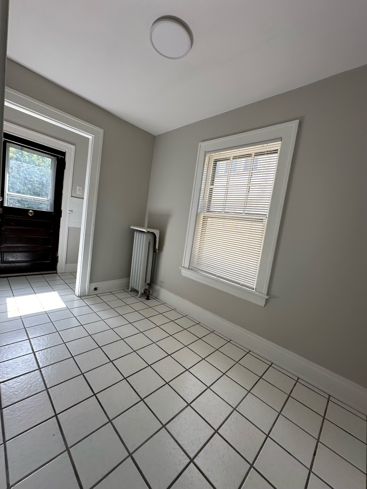 Building Photo - 2433 Woodmere Dr