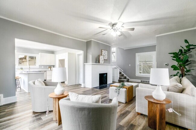 Building Photo - 3 bedroom / 2 bathroom home with Fenced Backyard For Rent on the Popular Kingman Blvd!