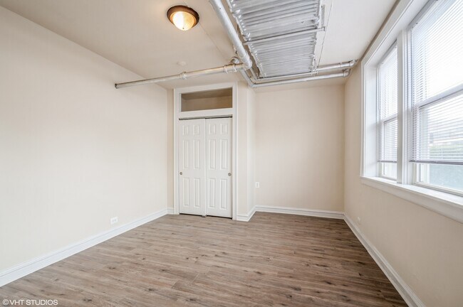 Building Photo - 5419 W Montrose Ave