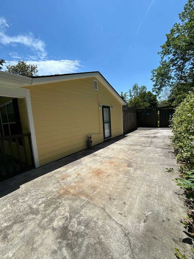 Building Photo - Charming 2 Bedroom/2.5 Bathroom home in Sandfly