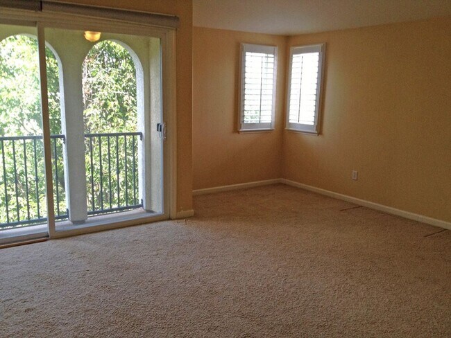 Building Photo - 2 Bedroom Townhouse in Southwest San Jose with Garage